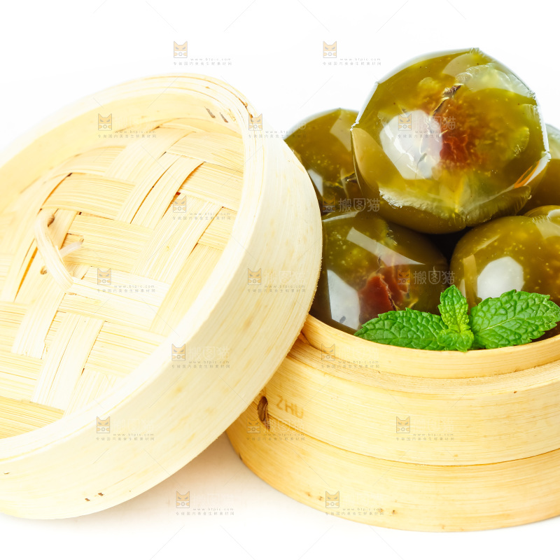 蒸第里放着彩色青团