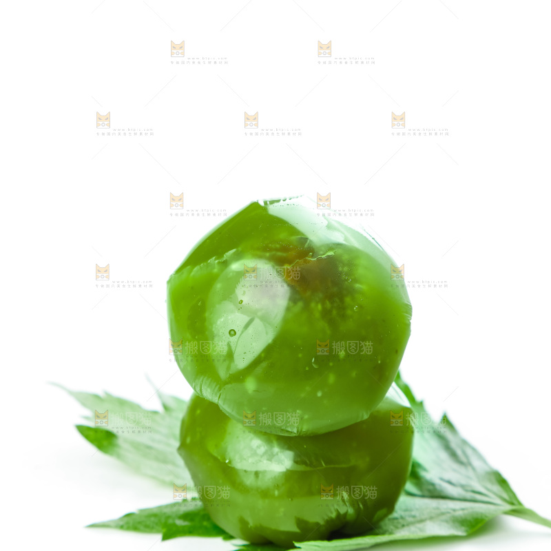 绿叶上放着艾草青团