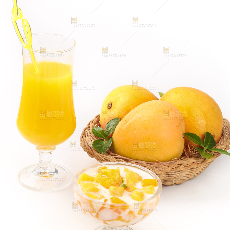 杯子里装着芒果汁