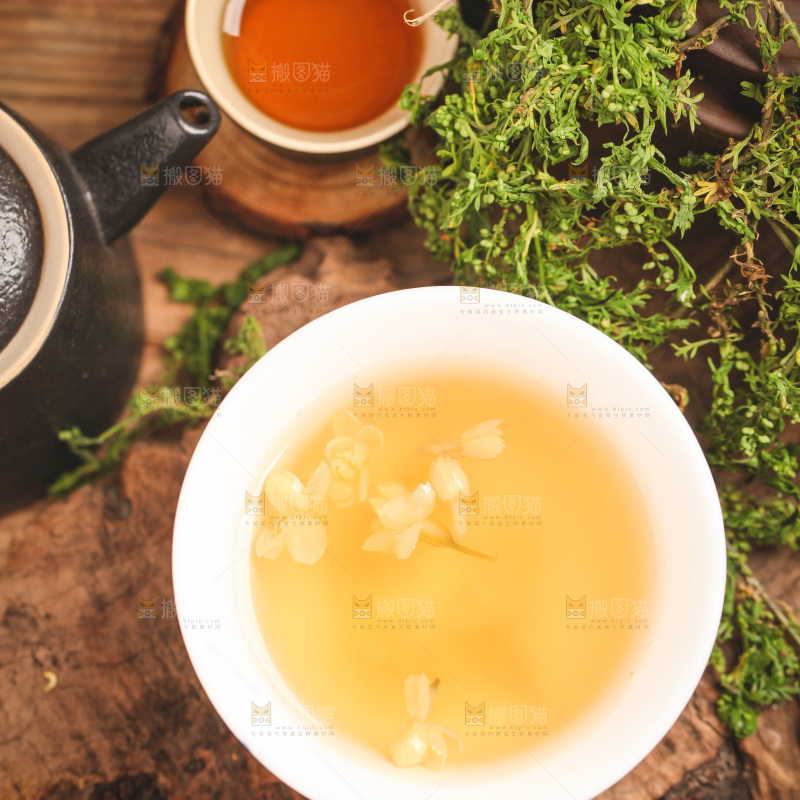 木底上放着一杯茉莉花茶
