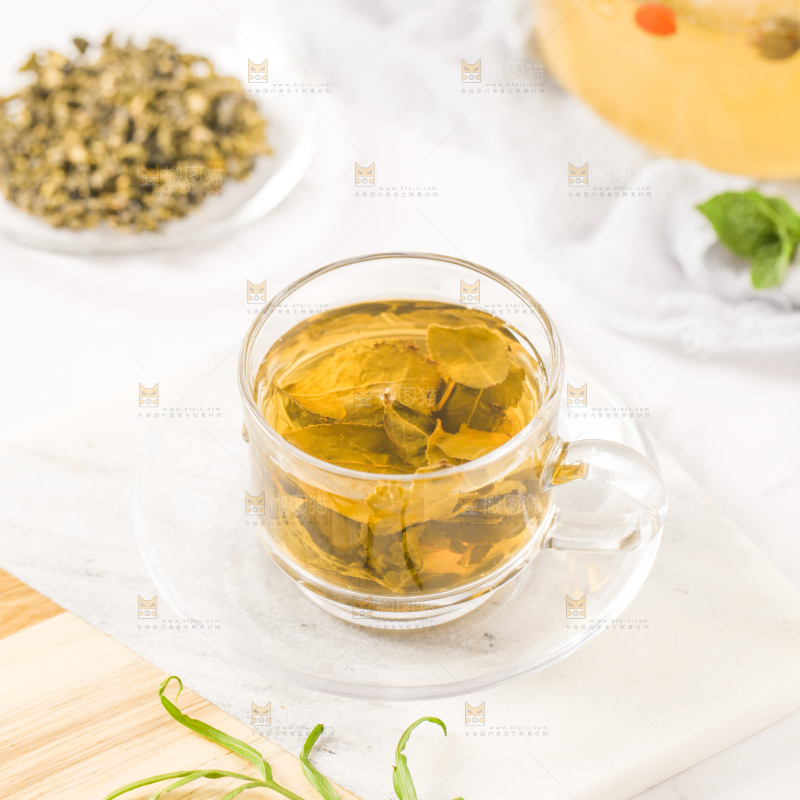 白底上放着一杯铁观音