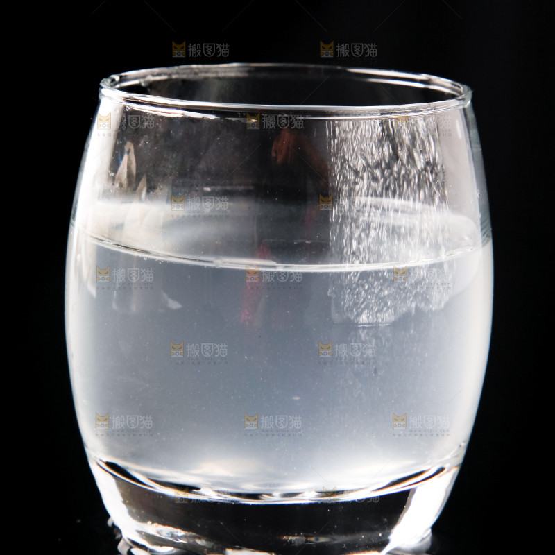 杯子里装着椰子汁