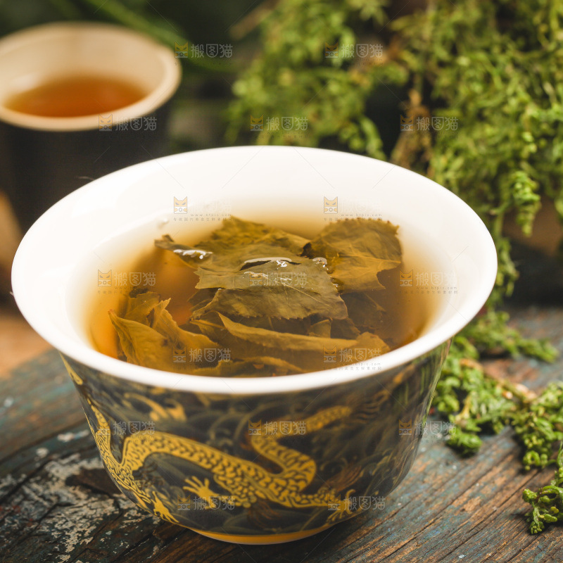 木底上放着一杯铁观音茶