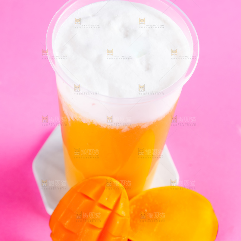 浅底上摆放一杯芒果果汁