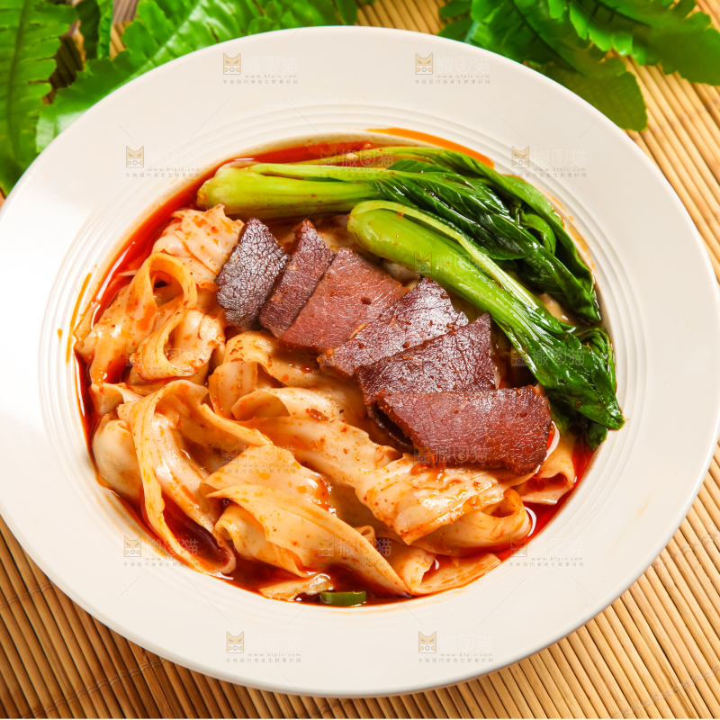 碗里的牛肉刀削面