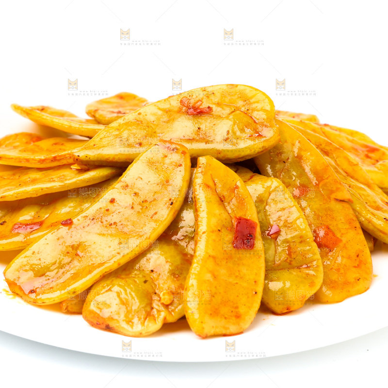 白底上放着一盘酸豆角