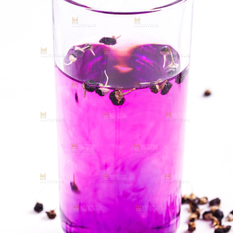 杯子里装着黑枸杞茶