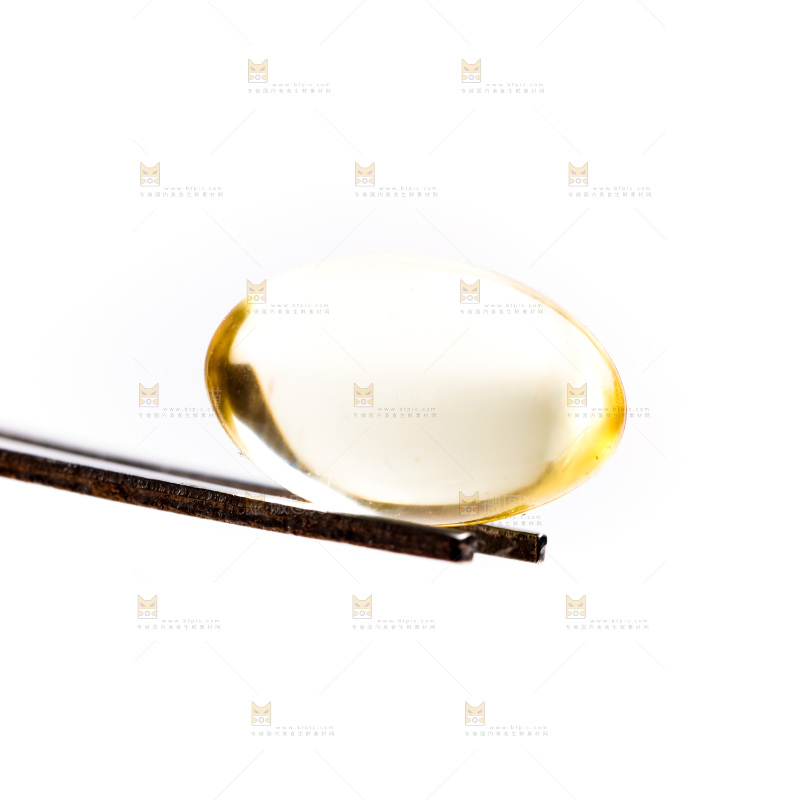 白底上放着鱼肝油