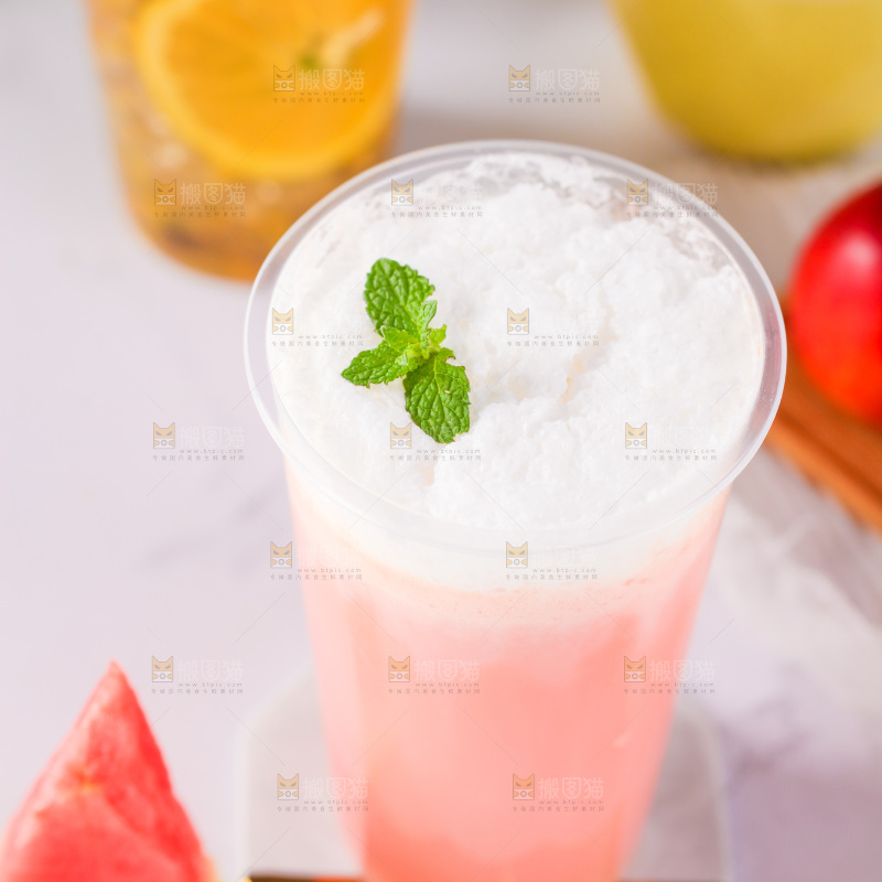 白底上放着一杯西瓜果汁