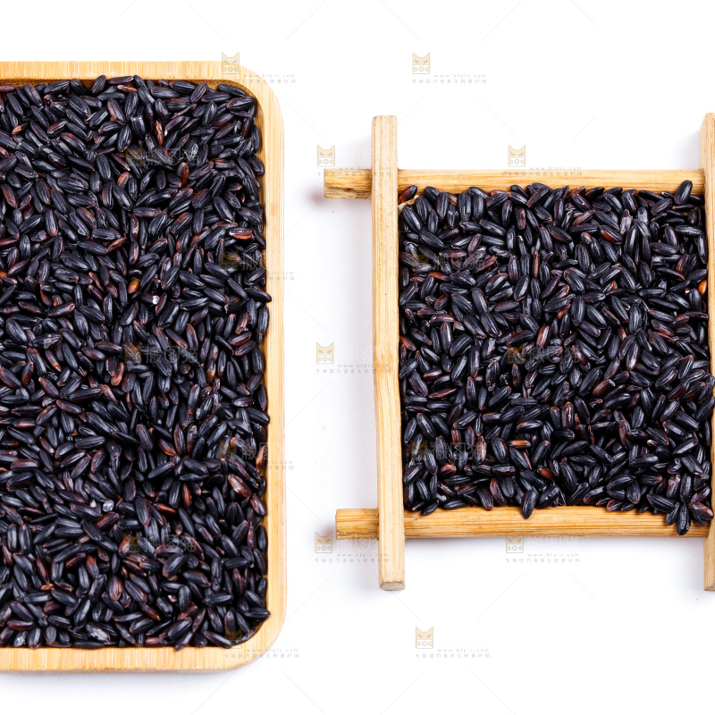 浅底上放着黑香米