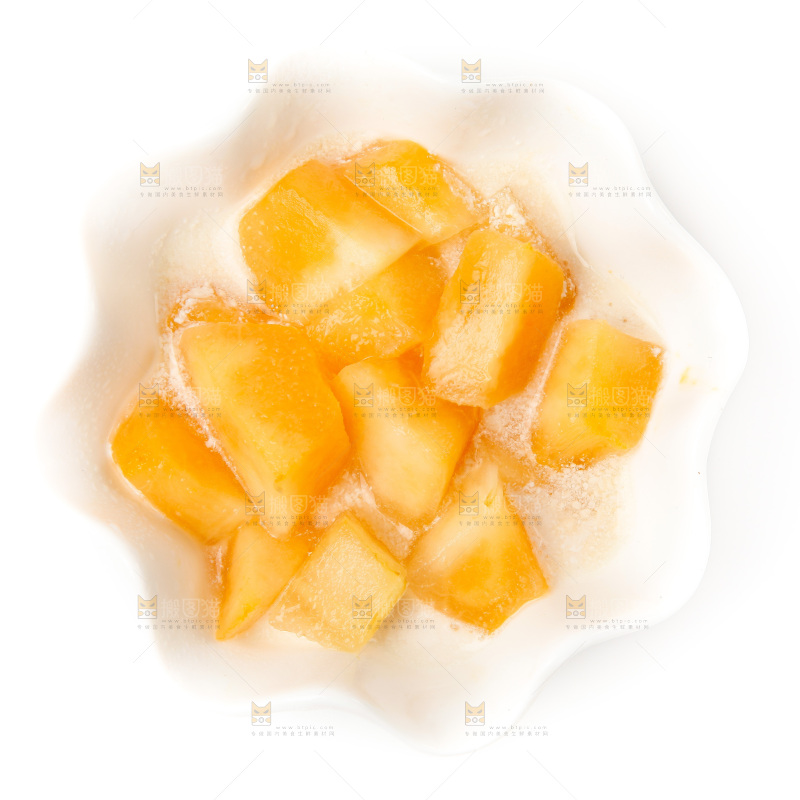 白底上放着一碗蜜瓜牛奶