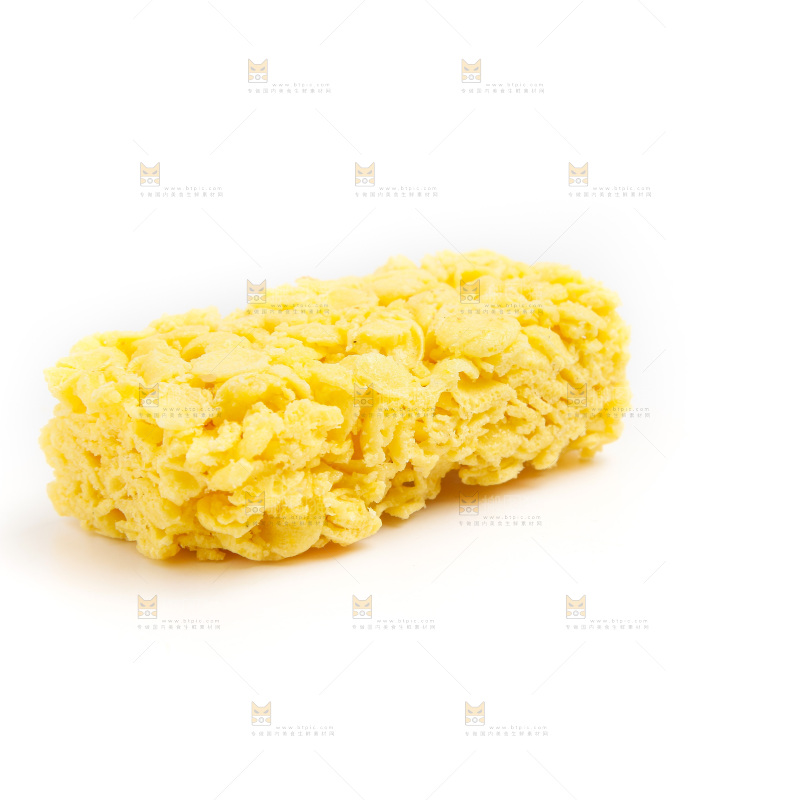 白底上放着玉米酥