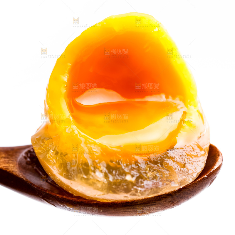 勺子上放着溏心变蛋