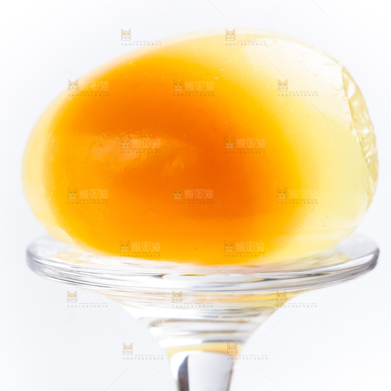 玻璃杯上放着溏心变蛋