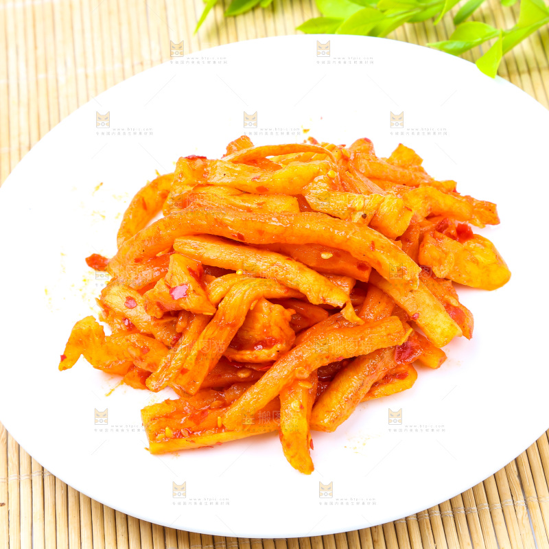 一盘麻辣萝卜条放在木底上