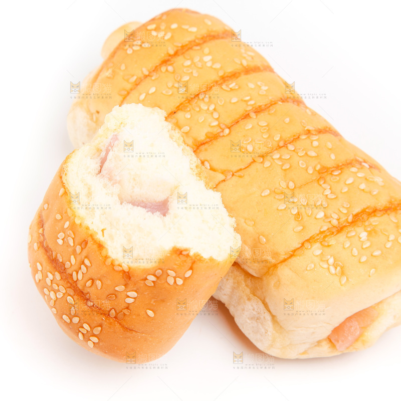 白底上放着夹心面包