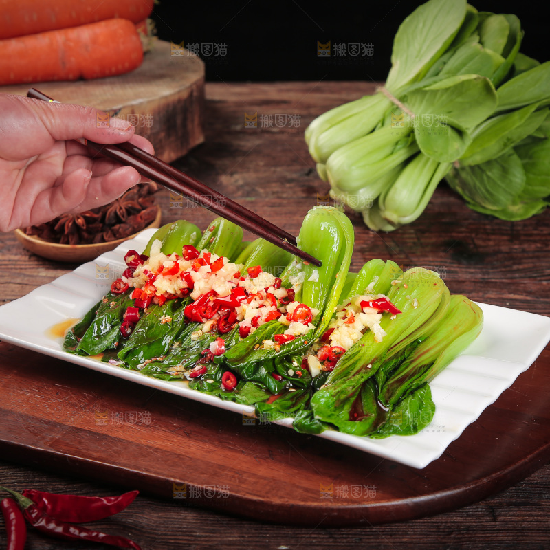 筷子上夹着青菜