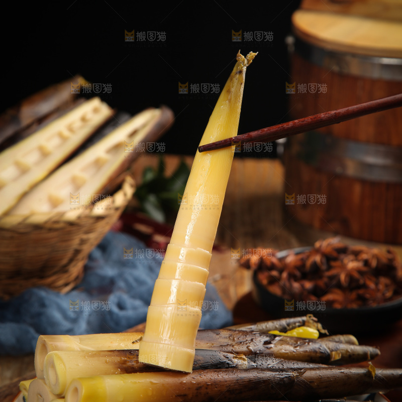筷子上夹着手剥笋