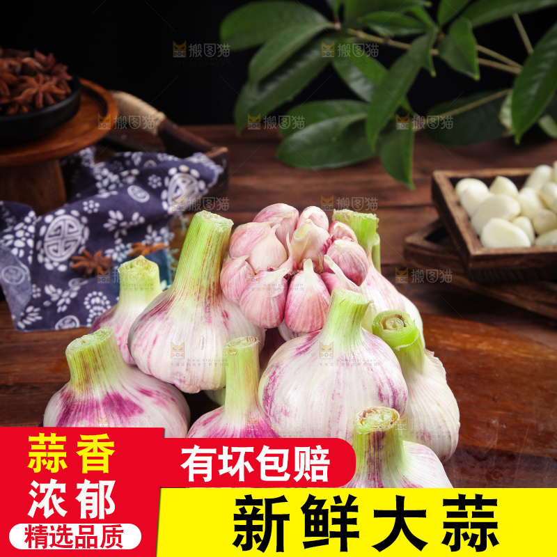 木底上放着一堆新鲜大蒜