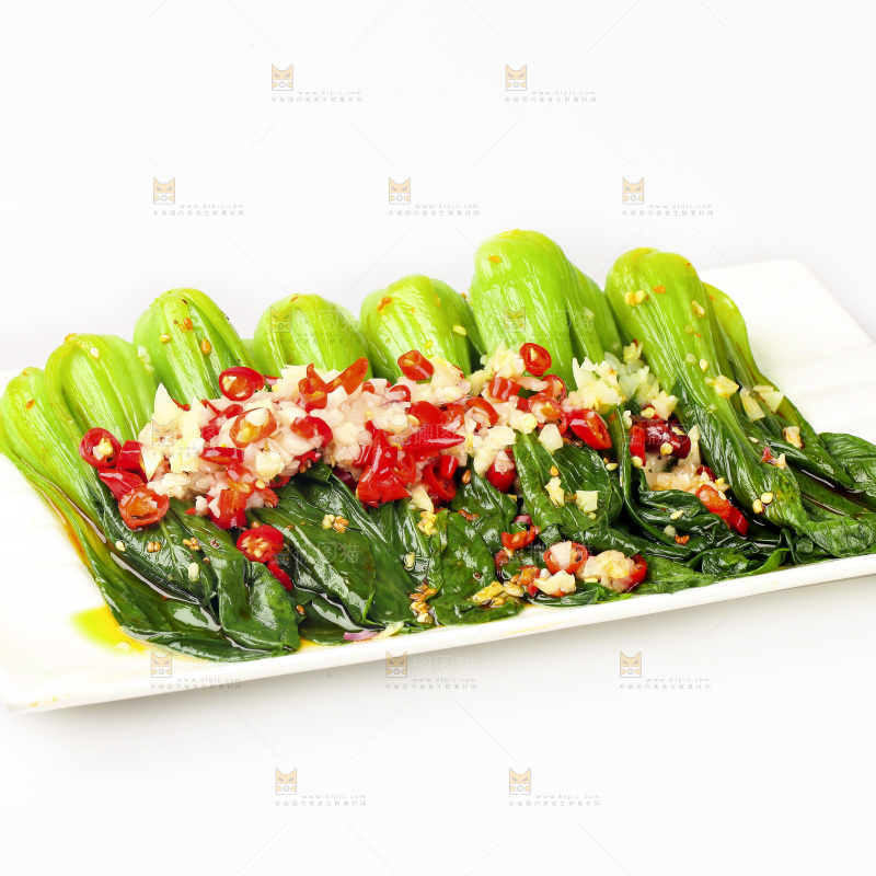 白底上放着一盘蒜蓉青菜