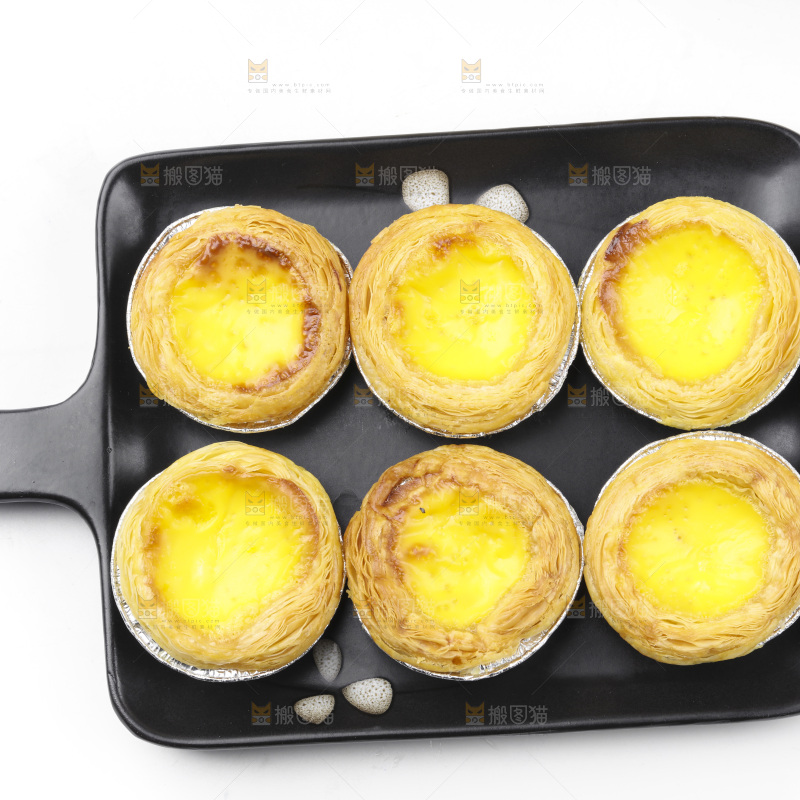白底上的蛋挞
