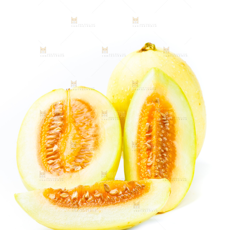 白底上放着切开的香瓜