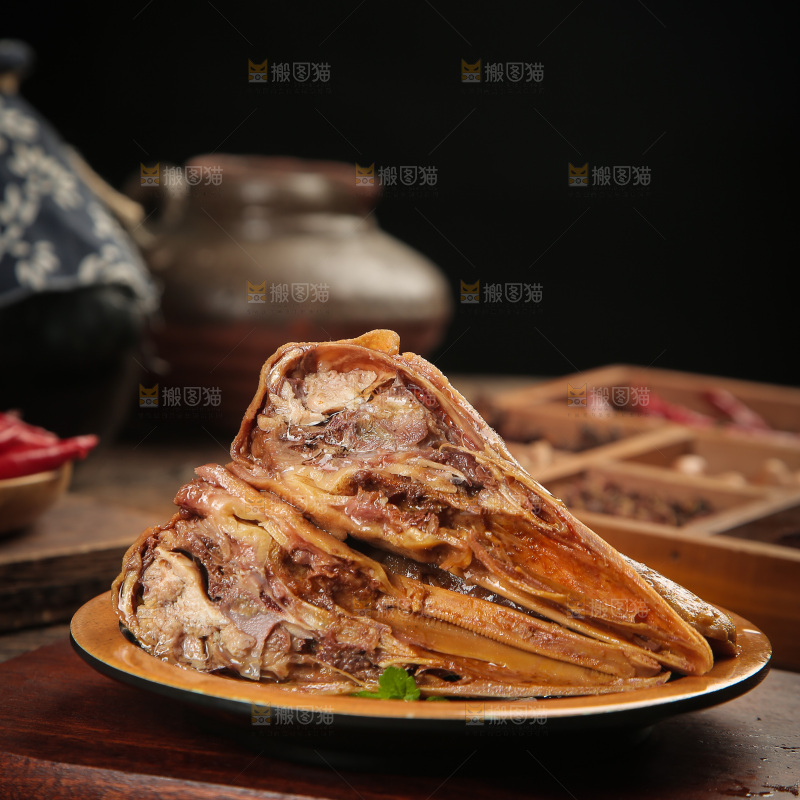 盘子里的香辣鸭头