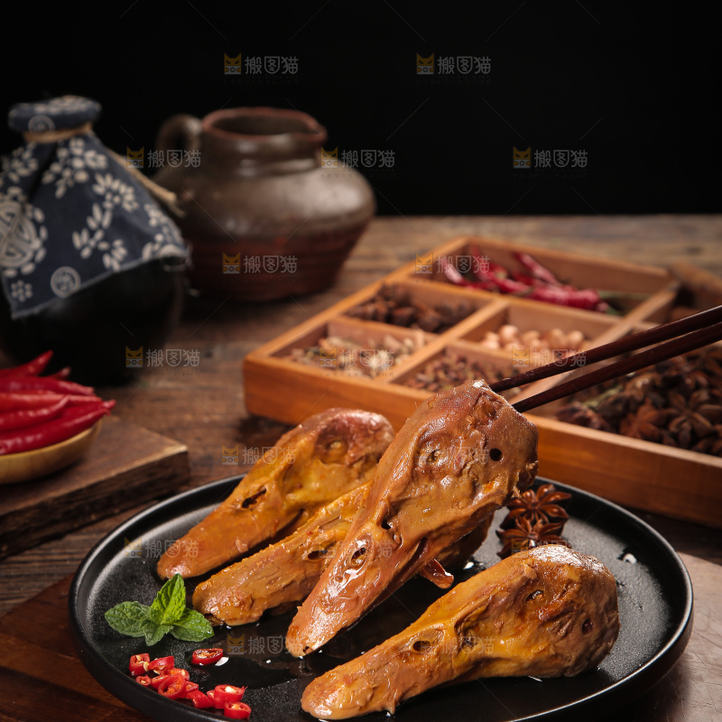 筷子上夹着鸭头