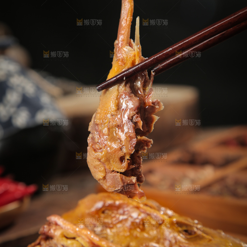筷子上夹着鸭头