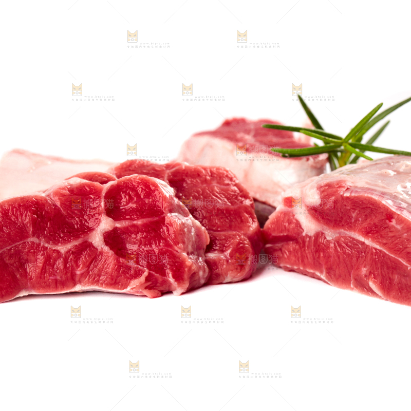 白底上放着新鲜牛腱子肉