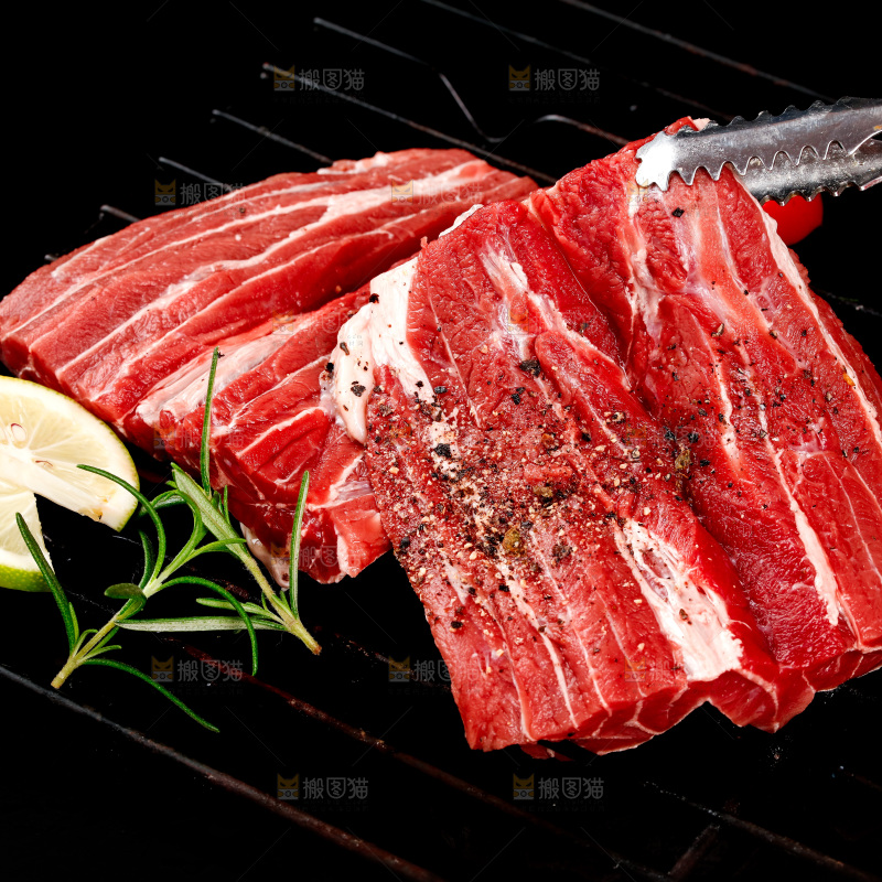 夹子上夹着牛腱肉