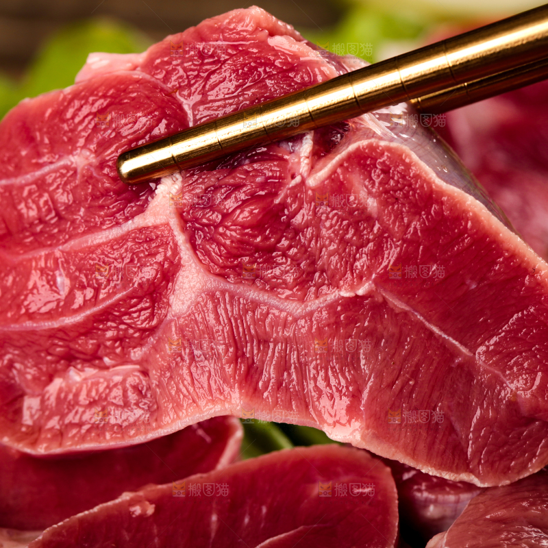 筷子上夹着牛腱肉