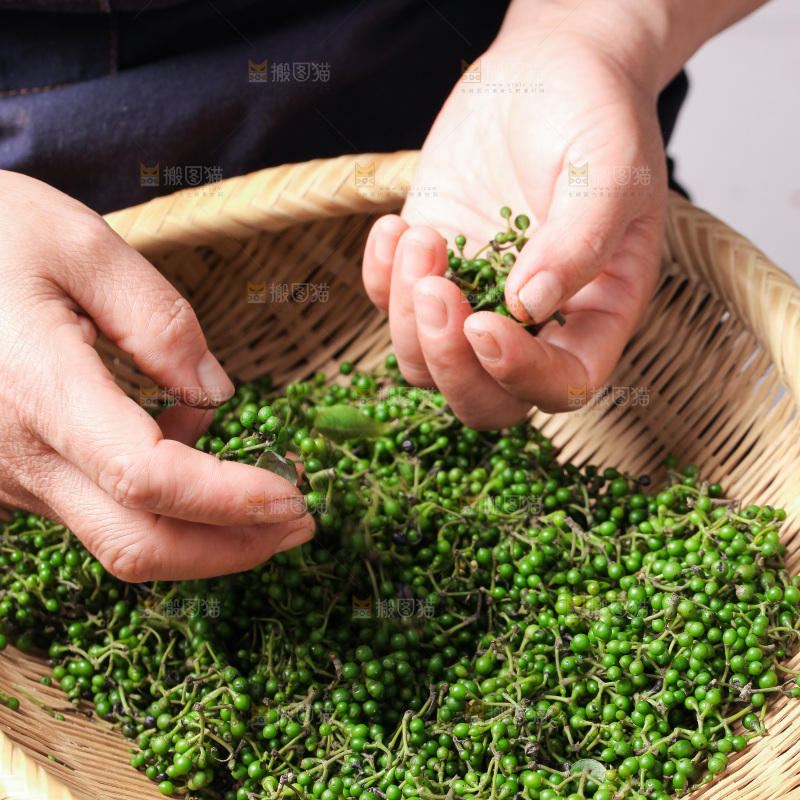 手里拿着胡椒