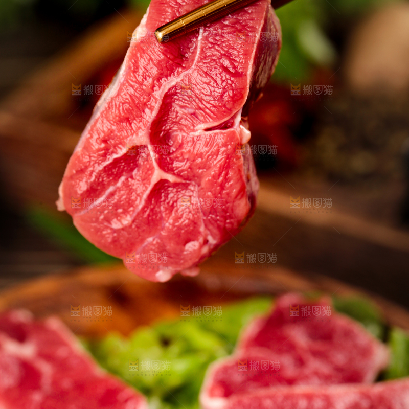 筷子上夹着牛腱肉