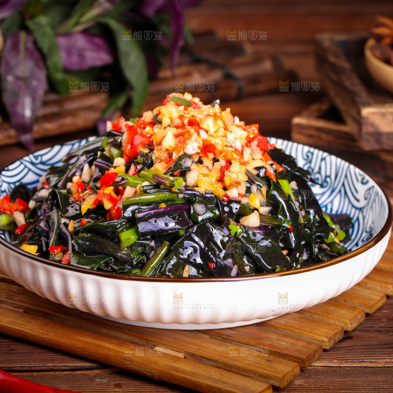 木底上放着一盘凉拌紫背天葵