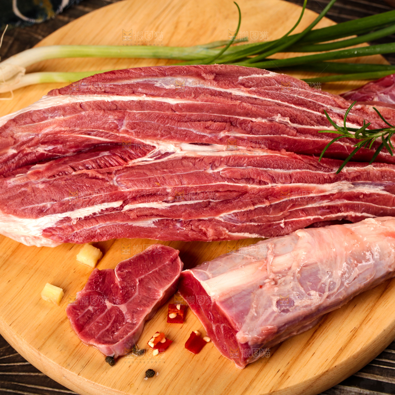木板上放着新鲜牛腱子肉