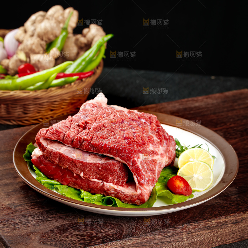 木底上放着一盘牛腩肉