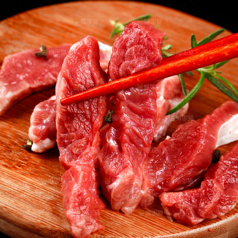 筷子上夹着牛肉