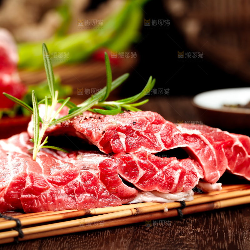 竹底上放着原切牛腱子肉