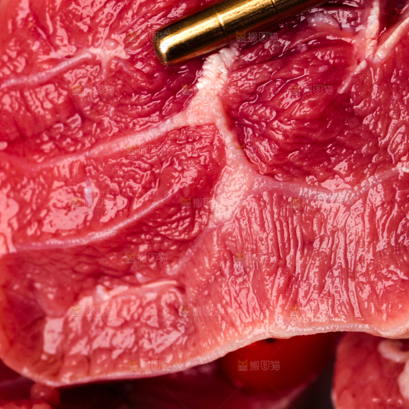 筷子上夹着牛腱肉