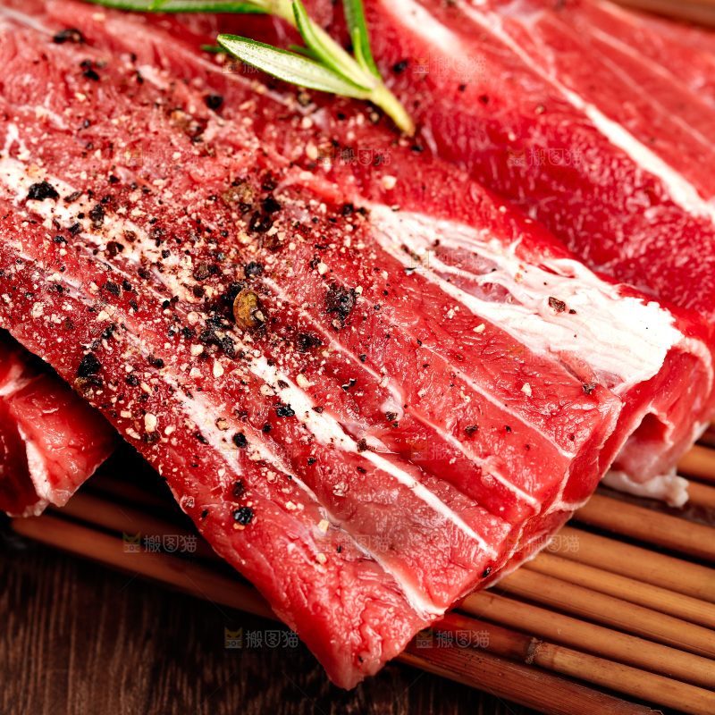竹底上放着原切牛腱子肉