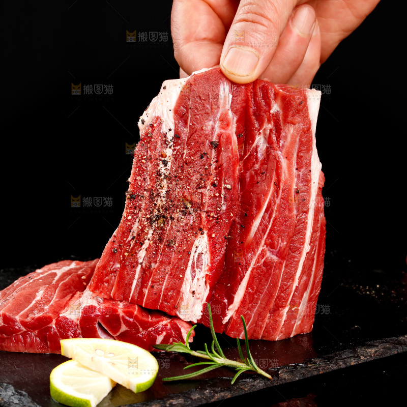 手里拿着牛肉