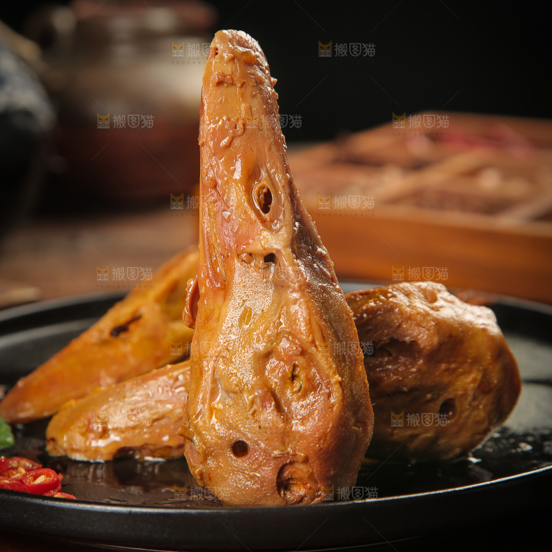一盘卤味鸭头