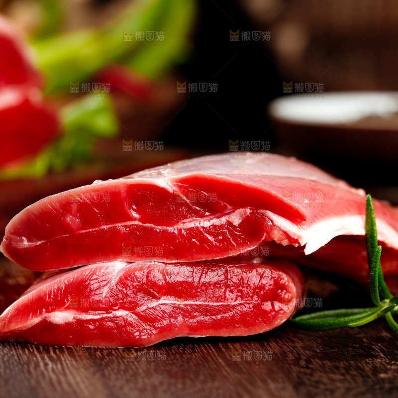 木底上的新鲜牛腱子肉