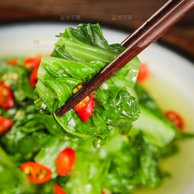筷子上夹着辣炒小白菜