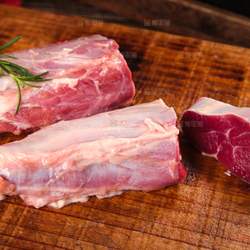木板上放着新鲜牛腱子肉