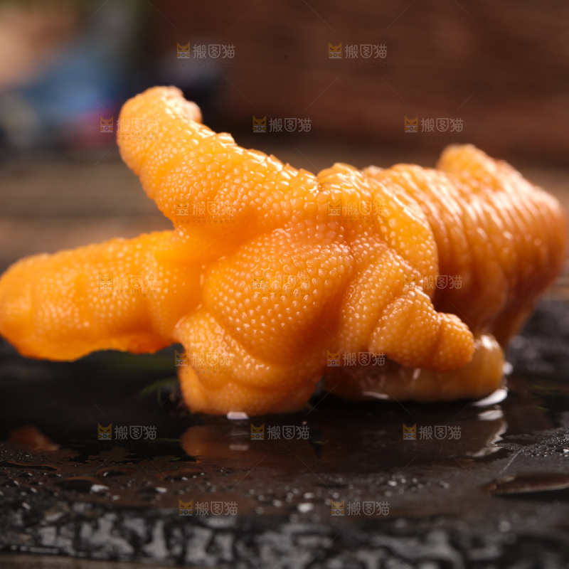 黑底上放着去骨鸡爪