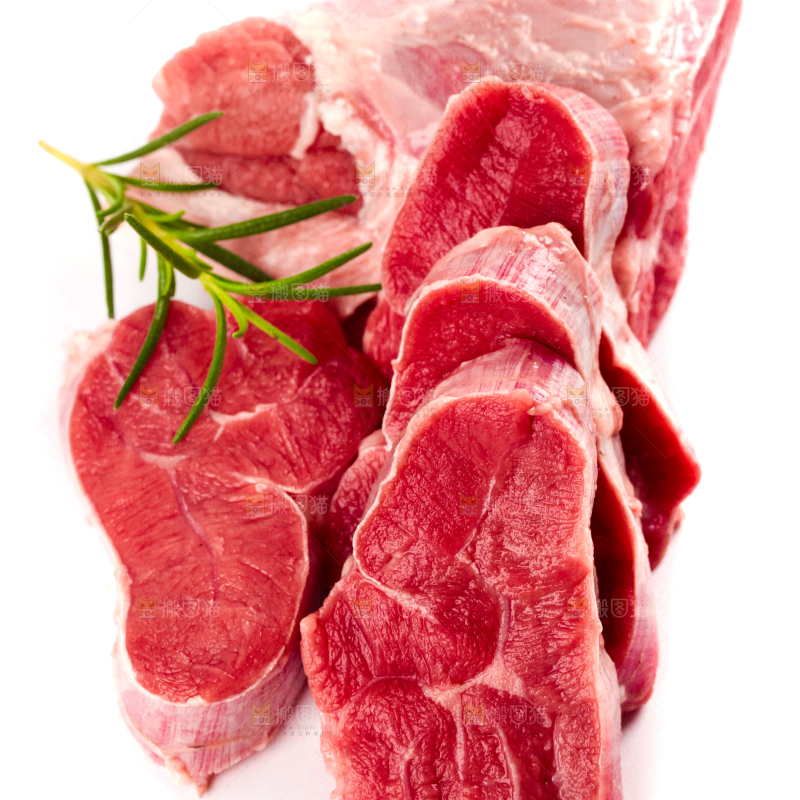 白底上放着切块的牛腱子肉