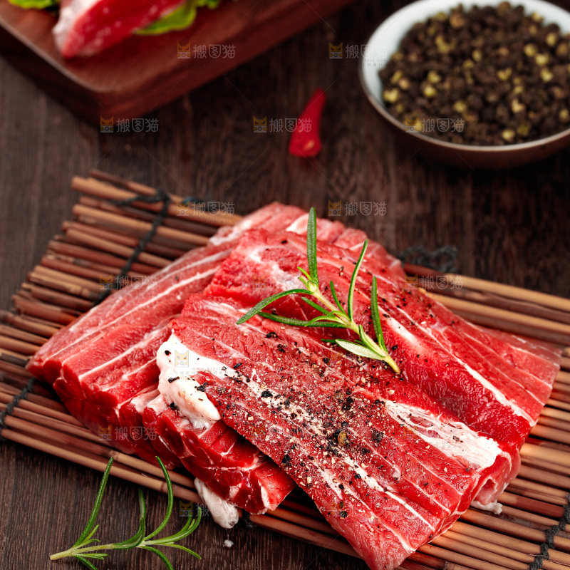 竹底上放着原切牛腱子肉