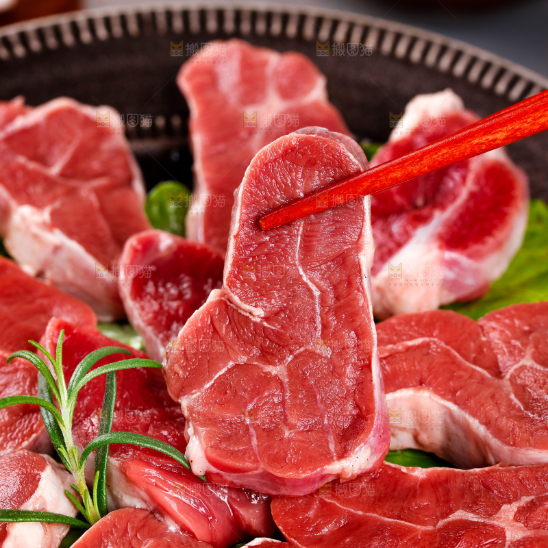 筷子上夹着牛腱肉